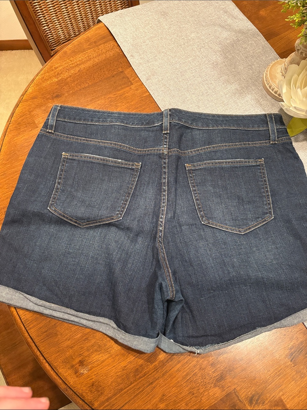 Universal Thread Women's Dark Wash Rolled-Hem Denim Shorts - Picture 2 of 3